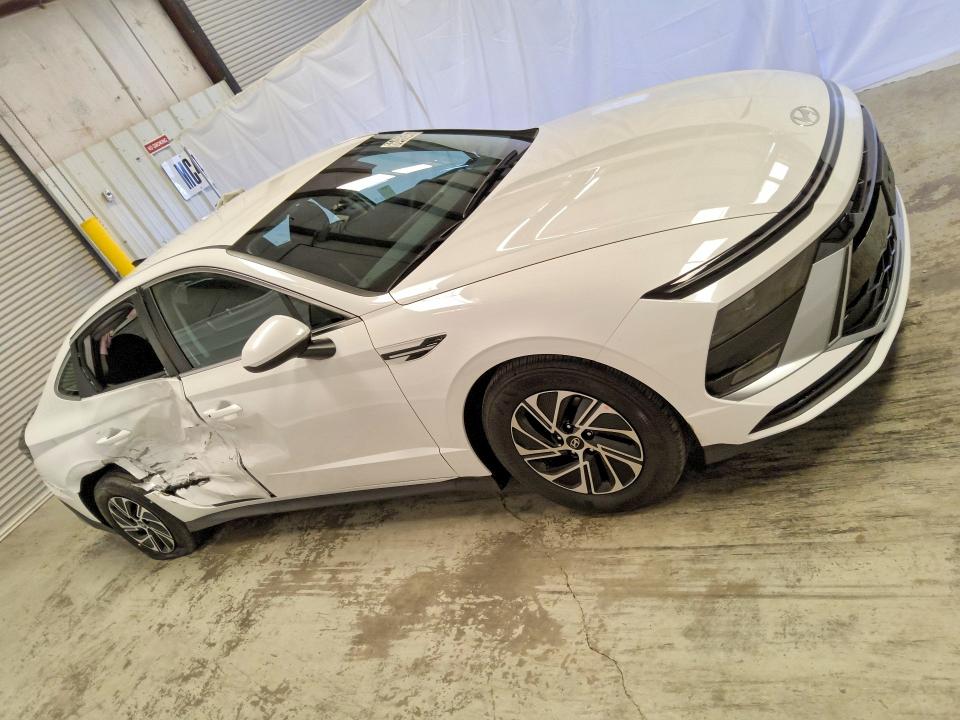 2026 Hyundai Sonata hybrid VIN KMHL24JJ5TA184920 COPART salvage auction — REAR END, CA - SALVAGE CERTIFICATE, sold $9,800 on 2026-09-09 (photo 4)