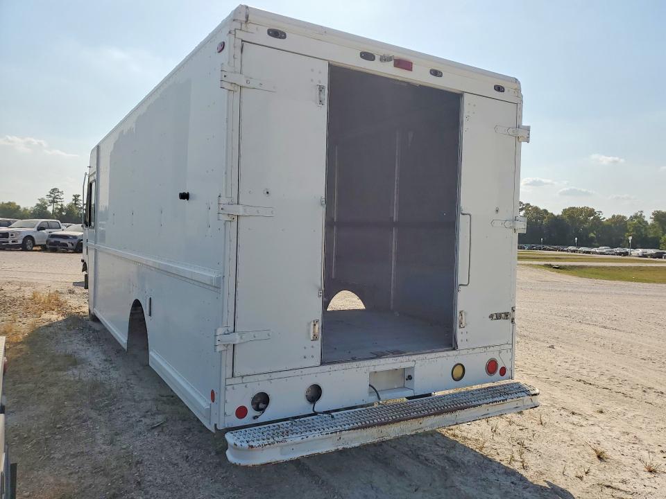 2005 Freightliner Mt45g VIN 4UZAANDH35CU14986 COPART salvage auction — NORMAL WEAR, TX - CERTIFICATE OF TITLE, sold $475 on 2026-09-29 (photo 2)