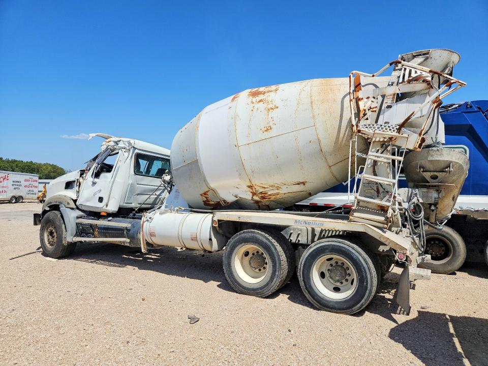 2009 Mack Gu800 VIN 1M2AX13C29M007299 COPART salvage auction — ROLLOVER, TX - NONREPAIRABLE TITLE, sold $3,300 on 2026-09-18 (photo 2)