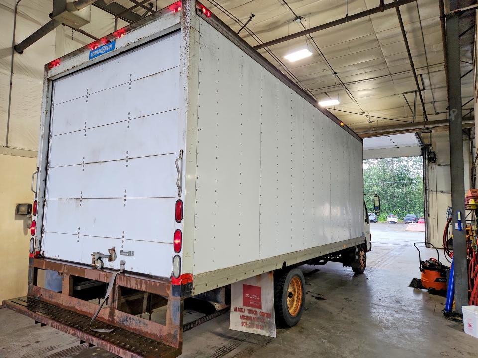 2000 Isuzu Npr VIN 4KLC4B1R2YJ802307 COPART salvage auction — NORMAL WEAR, AK - CERTIFICATE OF VEHICLE TITLE, sold $8,800 on 2026-09-08 (photo 3)