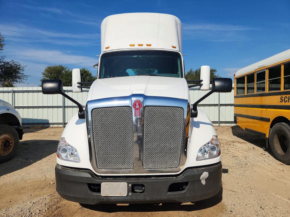 2019 Kenworth T680 VIN 1XKYA48X8KJ297190 COPART salvage auction — NORMAL WEAR, IN - CERTIFICATE OF TITLE, sold $7,200 on 2026-09-01 (photo 5)