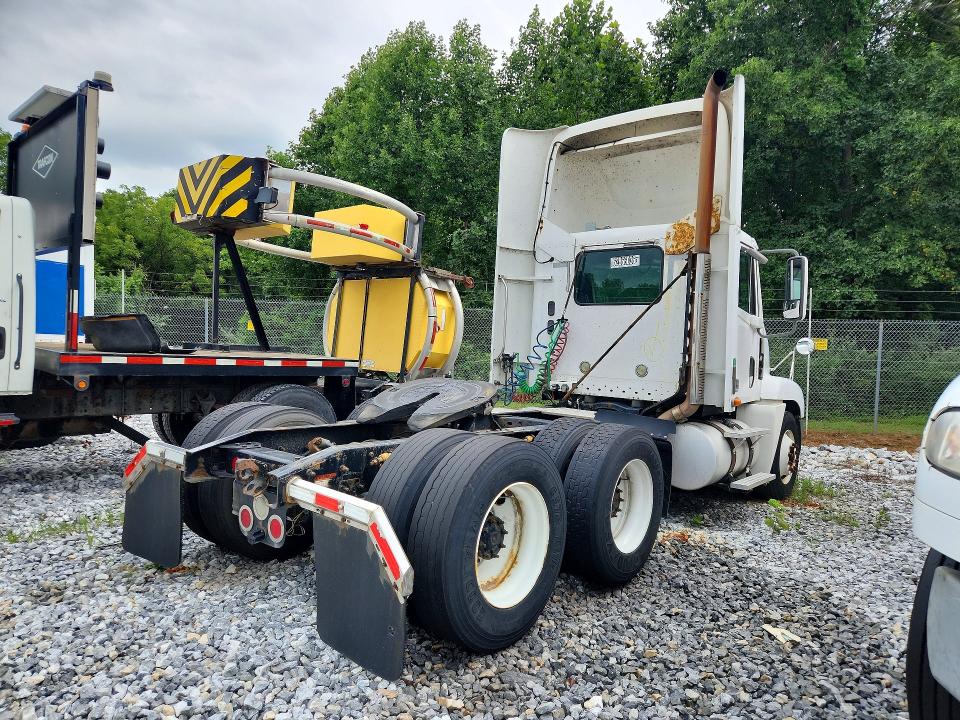 2009 Freightliner Conventional VIN 1FUJBBCK89LAF5242 COPART salvage auction — NORMAL WEAR, TN - CERTIFICATE OF TITLE, sold $2,050 on 2026-09-01 (photo 3)