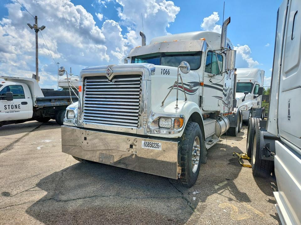 1999 International 9000-series VIN 2HSFTAMR7XC041302 — COPART salvage auction photo