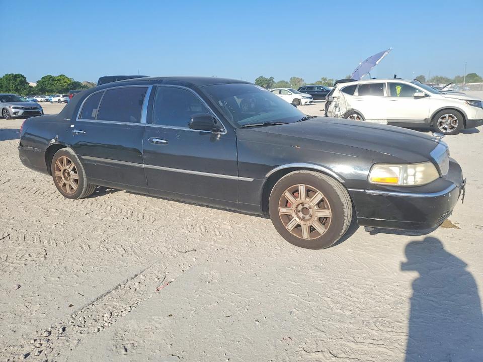 2007 Lincoln TOWN CAR VIN 1LNHM84W17Y637300 COPART salvage auction — REAR END, Fl - Cert Of Title Slvg Rebuildable, sold $350 on 2026-09-08 (photo 4)