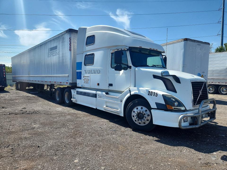 2004 Volvo Vnl VIN 4V4NC9TJ64N353992 COPART salvage auction — MINOR DENT/SCRATCHES, MI - DEALER ONLY CLEAN TITLE, sold $8,000 on 2026-09-11 (photo 4)
