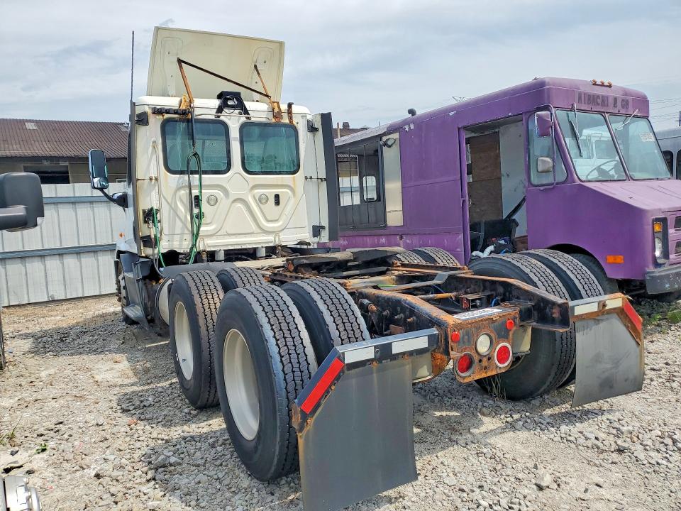 2019 Freightliner Cascadia 113 VIN 3AKJGBDVXKDJW2125 COPART salvage auction — NORMAL WEAR, IN - CERTIFICATE OF TITLE, sold $8,900 on 2026-09-15 (photo 2)