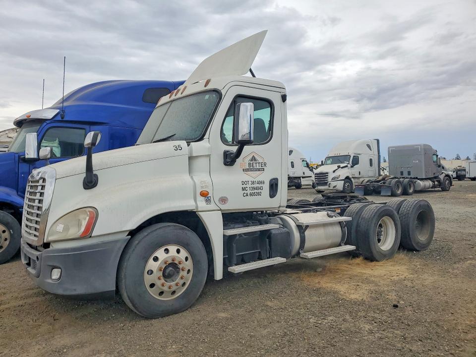 2015 Freightliner Cascadia 125 VIN 3AKJGEBG0FDGK3783 — COPART salvage auction photo