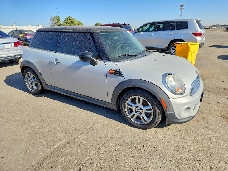 2011 Mini Cooper VIN WMWSU3C53BT098199 COPART salvage auction — MINOR DENT/SCRATCHES, Ca - Dis/Dlr/Exp Only Clean Title, sold $400 on 2026-08-07 (photo 4)