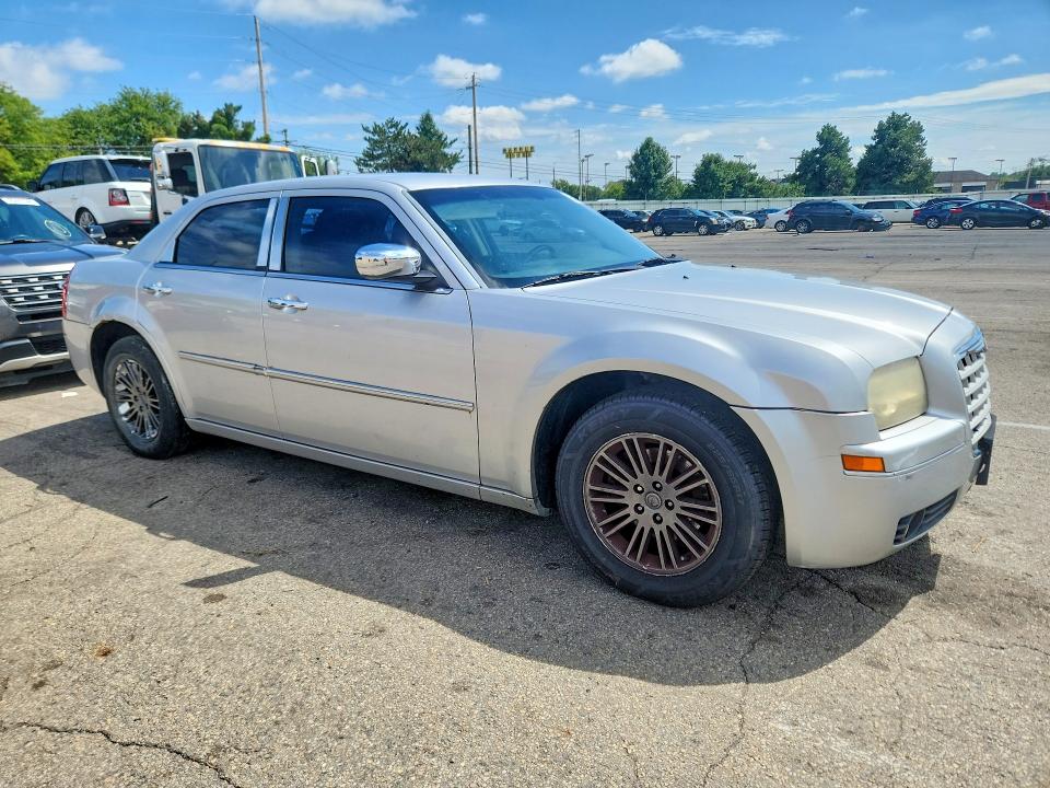 2010 Chrysler 300 VIN 2C3CA5CV3AH284627 COPART salvage auction — MINOR DENT/SCRATCHES, OH - CERTIFICATE OF TITLE, sold $950 on 2026-09-18 (photo 4)