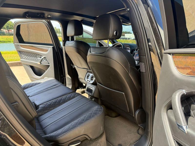 2017 Bentley Bentayga VIN SJAAC2ZV8HC014584 COPART salvage auction — NORMAL WEAR, MD - CERT OF SALVAGE > 75% DAMAGE (P), sold $7,600 on 2026-09-15 (photo 6)