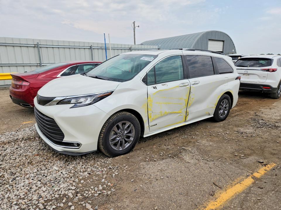 2021 Toyota Sienna VIN 5TDJRKEC2MS016986 — COPART salvage auction photo