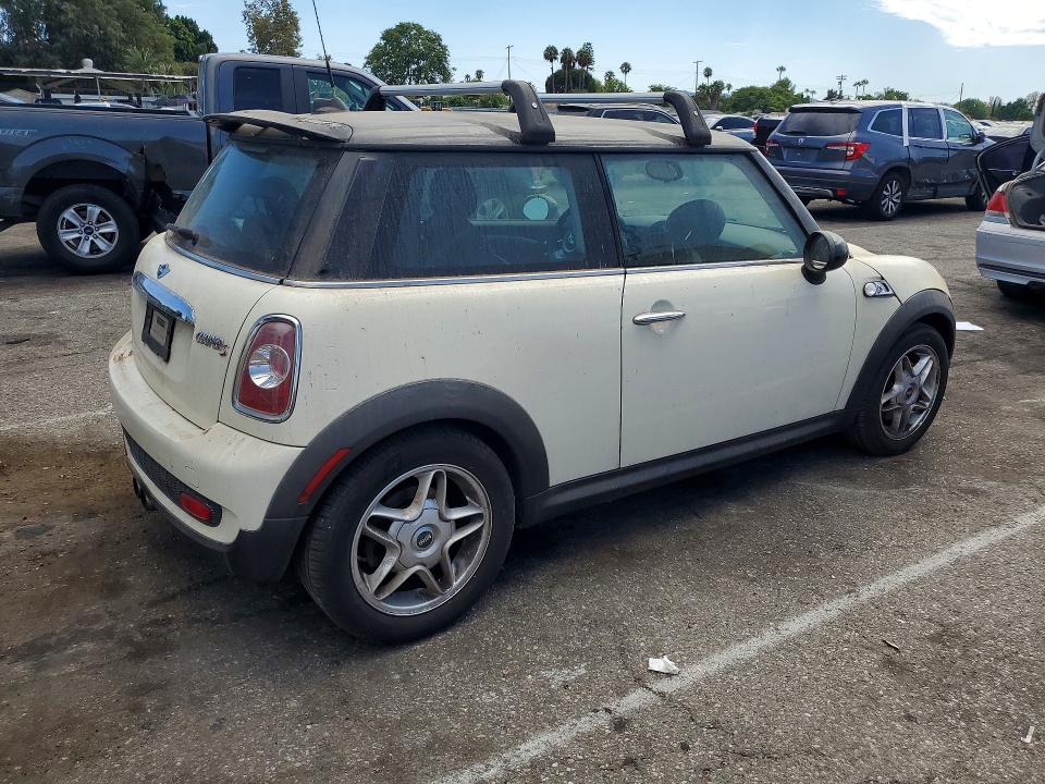 2010 Mini Cooper VIN WMWMF7C56ATZ73994 COPART salvage auction — MINOR DENT/SCRATCHES, CA - DIS/DLR/EXP ONLY CLEAN TITLE, sold $850 on 2026-10-02 (photo 3)