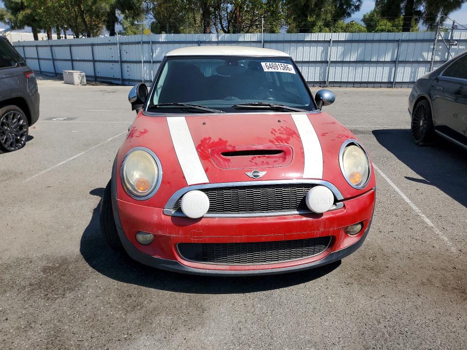 2009 Mini Cooper VIN WMWMF73569TT97366 COPART salvage auction — MINOR DENT/SCRATCHES, Ca - Dis/Dlr/Exp Only Clean Title, sold $300 on 2026-08-18 (photo 5)