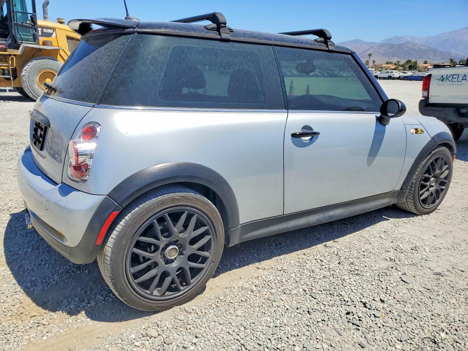 2005 Mini Cooper VIN WMWRE33565TG97570 COPART salvage auction — MECHANICAL, CA - DIS/DLR/EXP ONLY CLEAN TITLE, sold $525 on 2026-08-26 (photo 3)