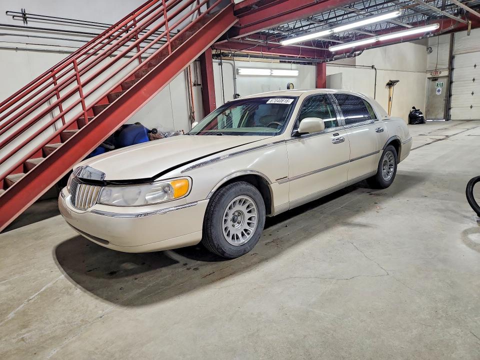 2000 Lincoln TOWN CAR VIN 1LNHM83W1YY914126 COPART salvage auction — MINOR DENT/SCRATCHES, AK - CERTIFICATE OF VEHICLE TITLE, sold $375 on 2026-09-22 (photo 1)