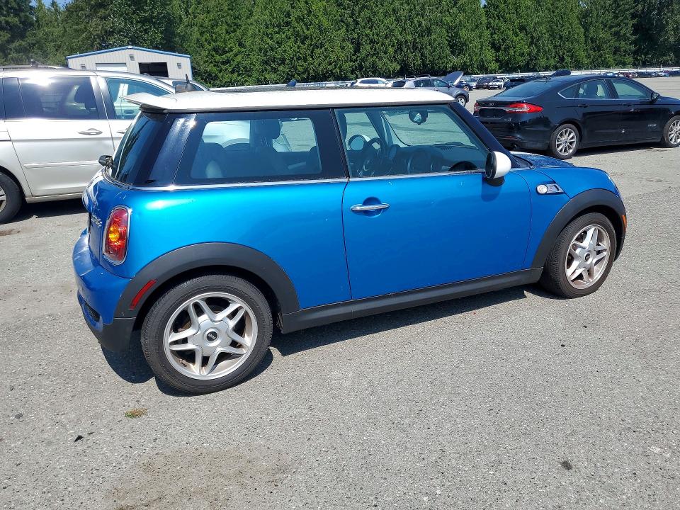 2010 Mini Cooper VIN WMWMF7C59ATW89517 COPART salvage auction — MINOR DENT/SCRATCHES, WA - VEHICLE CERT OF OWNERSHIP-TITL, sold $300 on 2026-08-31 (photo 3)