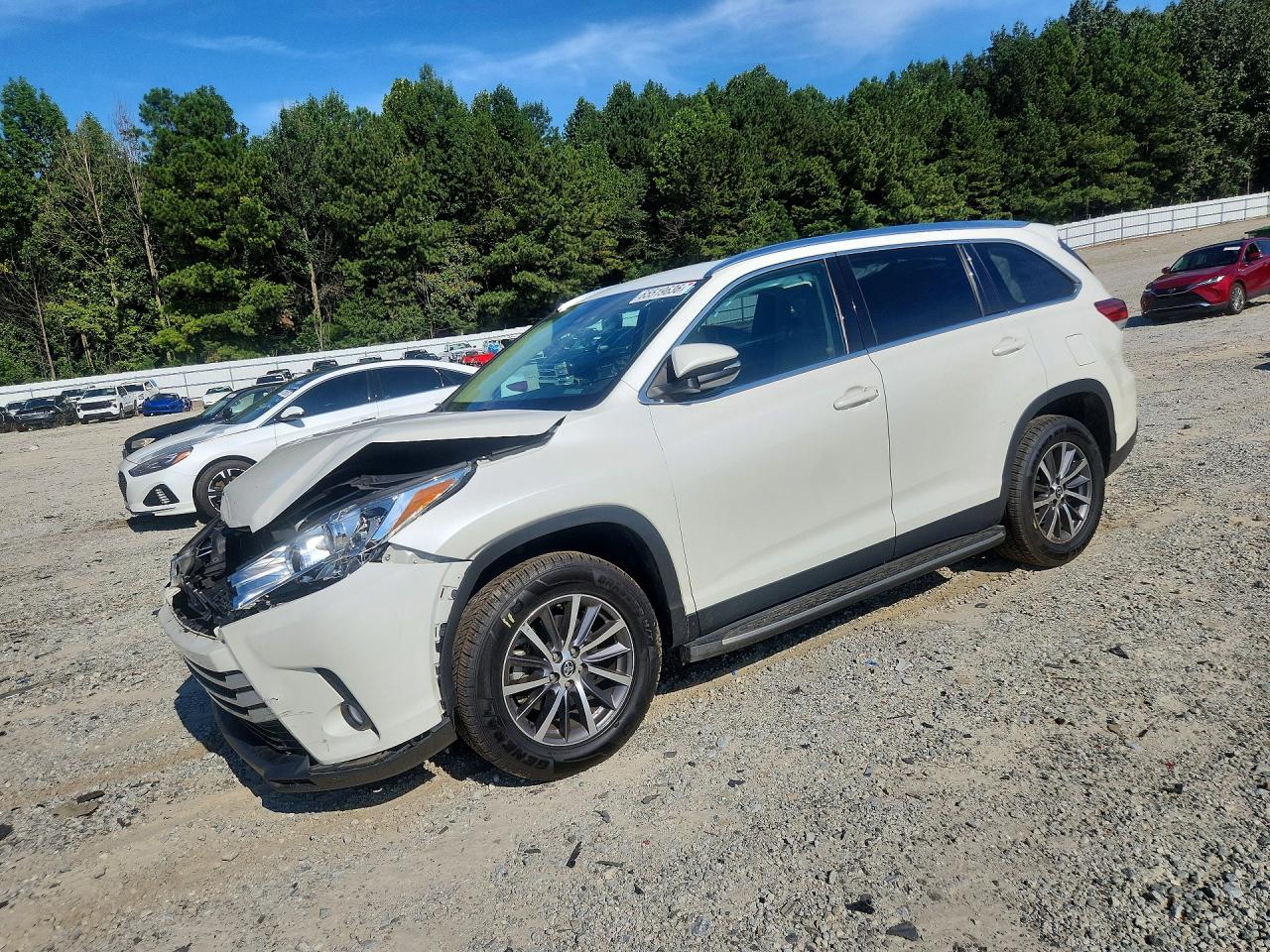 2019 Toyota Highlander VIN 5TDKZRFH2KS552423 — COPART salvage auction photo
