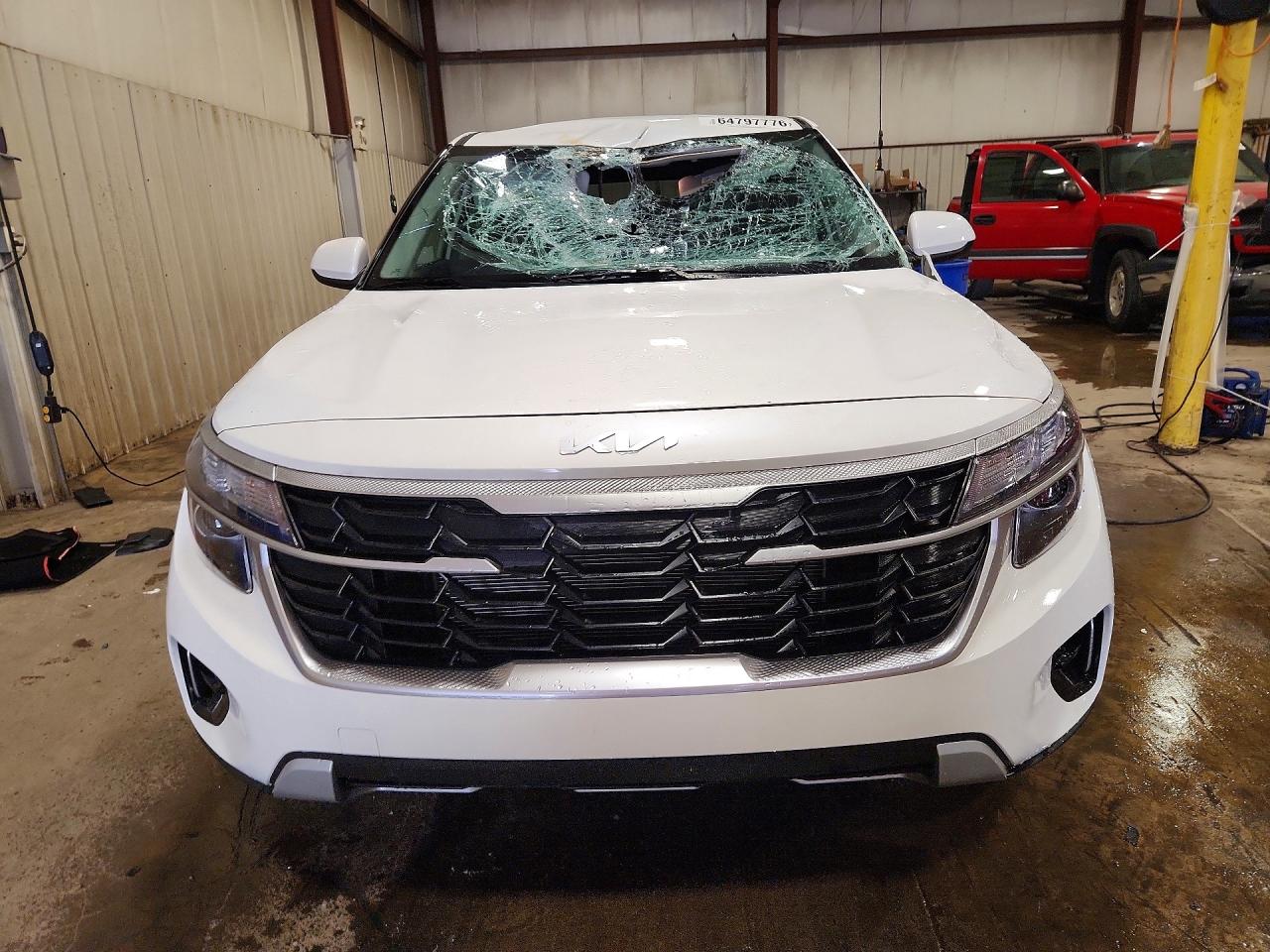 2025 Kia Seltos VIN KNDEPCAA6S7800595 COPART salvage auction — Top/Roof, Sc - Salvage Title, sold $8,500 on 2026-09-22 (photo 5)