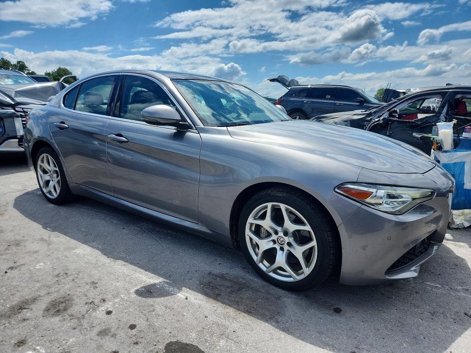 2018 Alfa romeo Giulia VIN ZARFAEEN3J7575832 COPART salvage auction — MINOR DENT/SCRATCHES, Tn - Certificate Of Title, sold $4,750 on 2026-08-12 (photo 4)