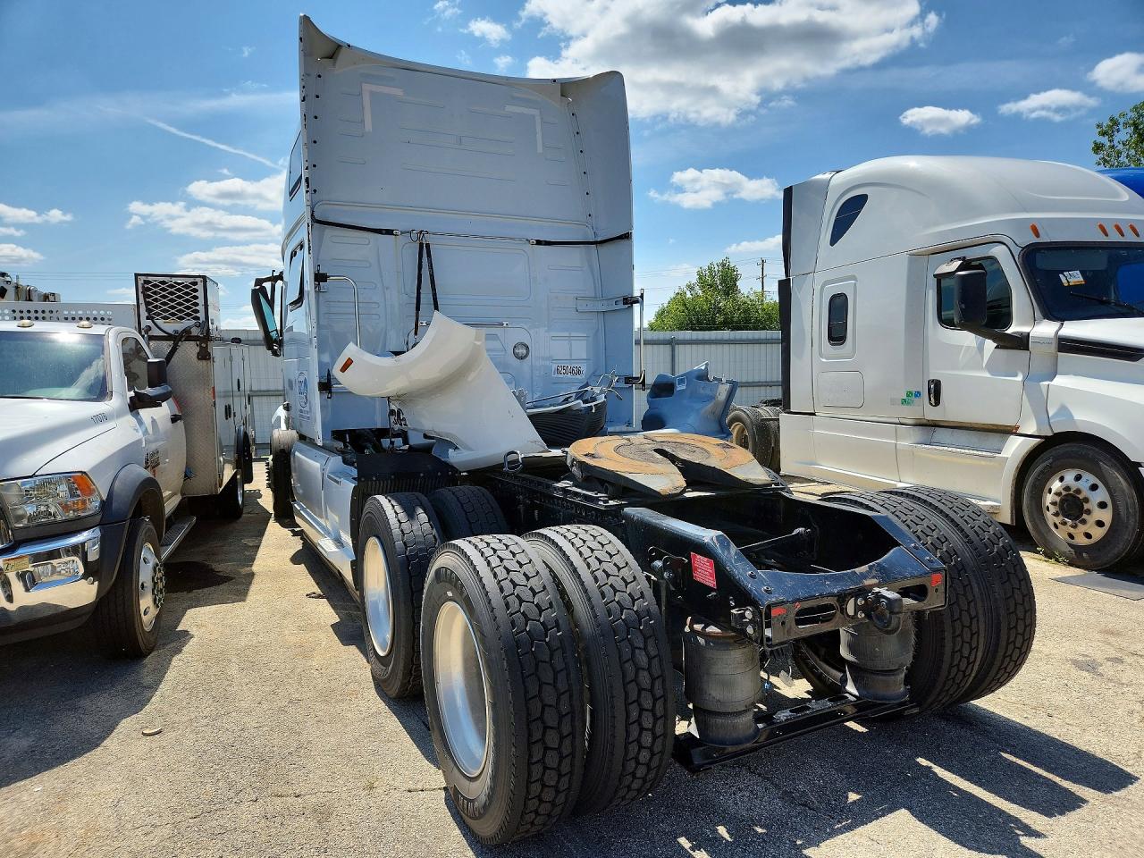 2024 Volvo Vnl VIN 4V4NC9EH7RN634992 COPART salvage auction — Front End, OH - DEALER ONLY SALVAGE TITLE, sold $18,900 on 2026-09-03 (photo 2)