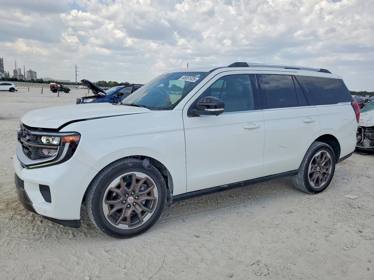 2026 Ford Expedition VIN 1FMJU1P82TEA01924 — COPART salvage auction photo