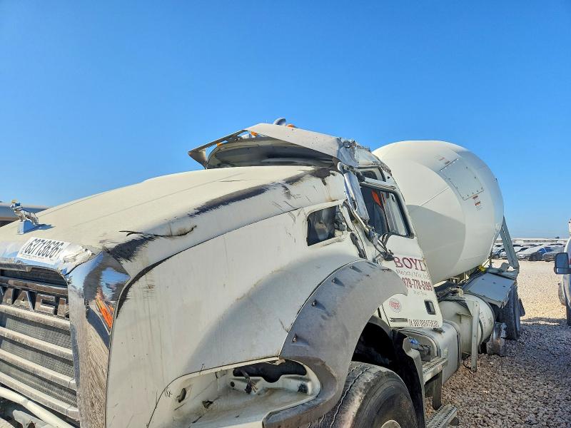 2025 Mack Unknown VIN 1M2GR2GC7SM047145 COPART salvage auction — ROLLOVER, TX - SALVAGE VEHICLE TITLE, sold $12,000 on 2026-10-08 (photo 9)