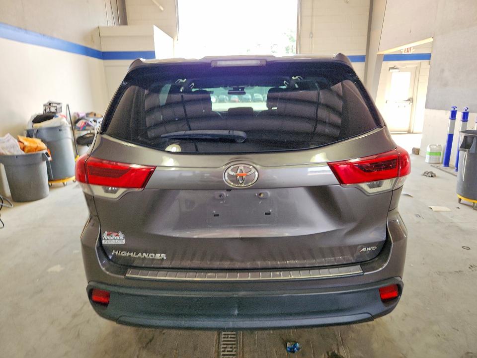 2019 Toyota Highlander VIN 5TDBZRFH1KS735795 COPART salvage auction — MINOR DENT/SCRATCHES, Va - Certificate Of Title (P), sold $11,500 on 2026-10-09 (photo 6)