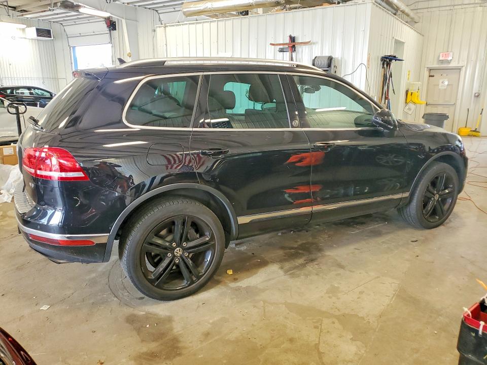 2017 Volkswagen Touareg VIN WVGRF7BPXHD001438 COPART salvage auction — MINOR DENT/SCRATCHES, Mn - Certificate Of Title, sold $1,700 on 2026-08-13 (photo 3)