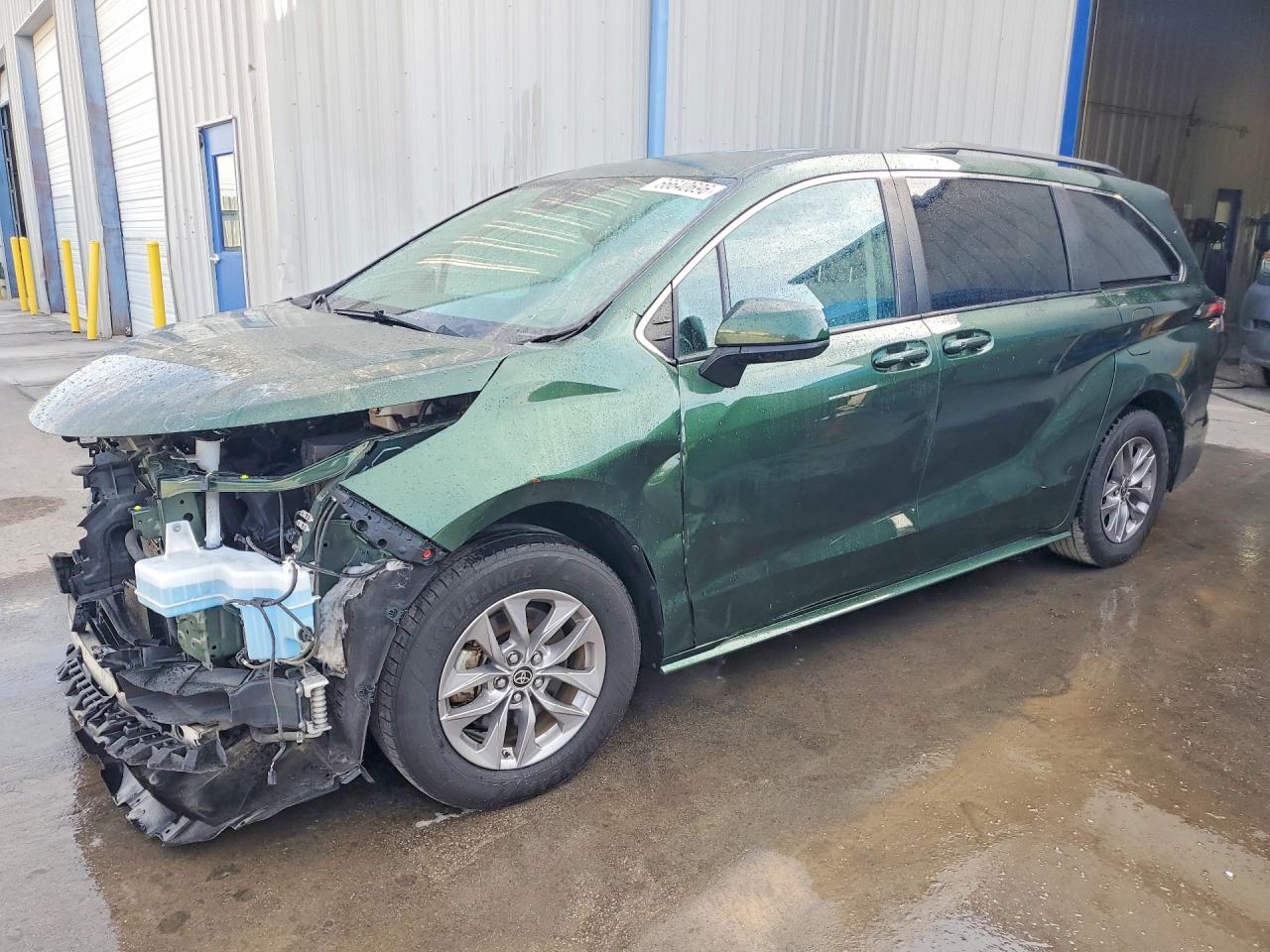 2022 Toyota Sienna VIN 5TDKRKEC7NS093312 — COPART salvage auction photo
