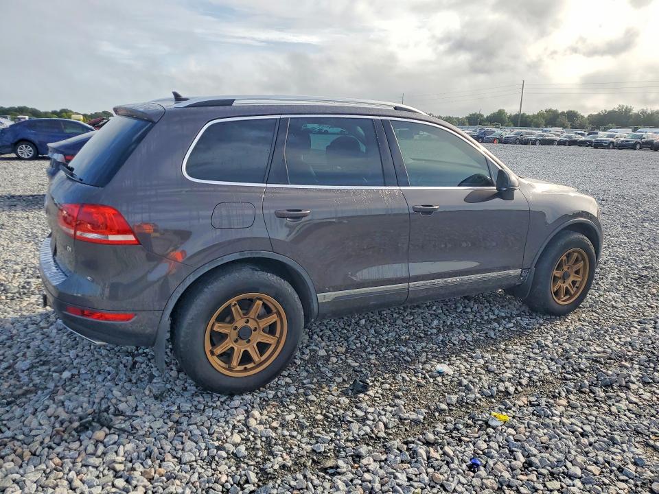 2012 Volkswagen Touareg VIN WVGFK9BP0CD005534 COPART salvage auction — NORMAL WEAR, Salvage Title, sold $2,750 on 2026-08-11 (photo 3)