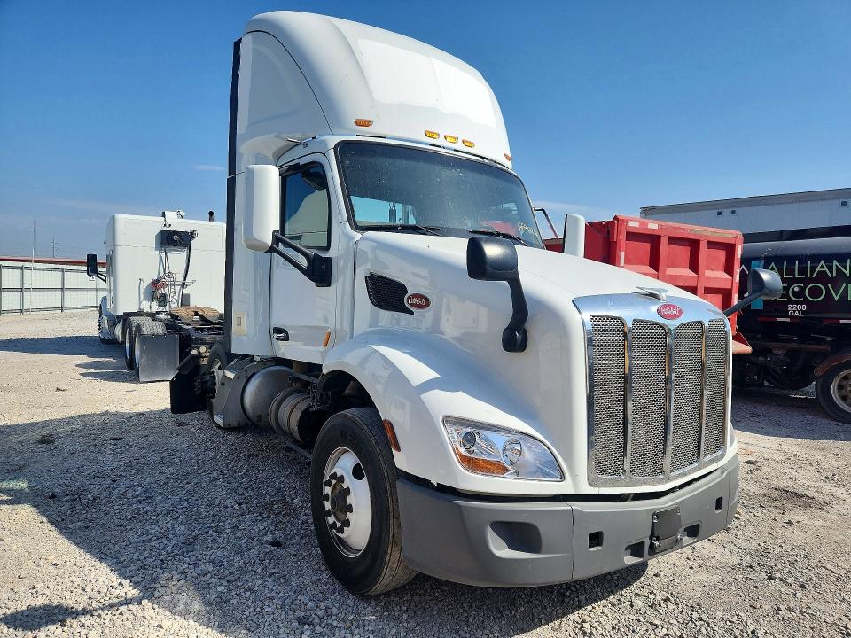 2018 Peterbilt 579 VIN 1XPBA48X1JD477432 COPART salvage auction — NORMAL WEAR, IN - CERTIFICATE OF TITLE, sold $12,000 on 2026-09-02 (photo 4)