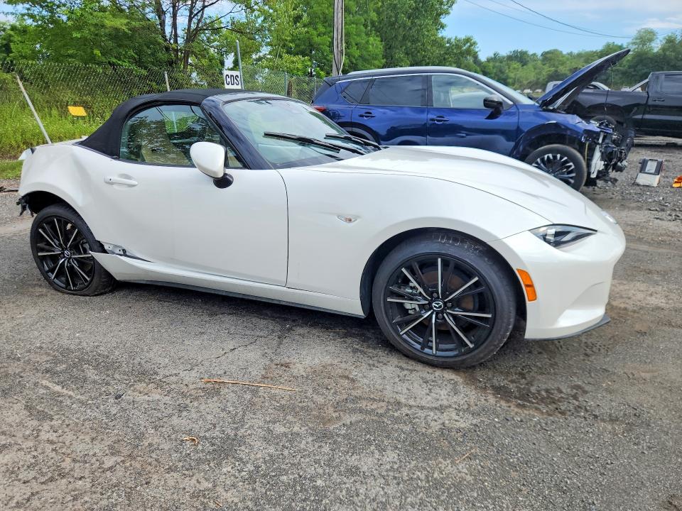 2026 Mazda MX-5 Miata VIN JM1NDAD71T0702663 COPART salvage auction — REAR END, Nj - Cert Of Title-Salvage, sold $9,800 on 2026-09-08 (photo 4)