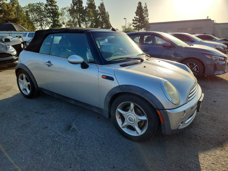 2005 Mini Cooper VIN WMWRF33535TG13105 COPART salvage auction — MINOR DENT/SCRATCHES, CA - DIS/DLR/EXP ONLY CLEAN TITLE, sold $300 on 2026-08-11 (photo 4)