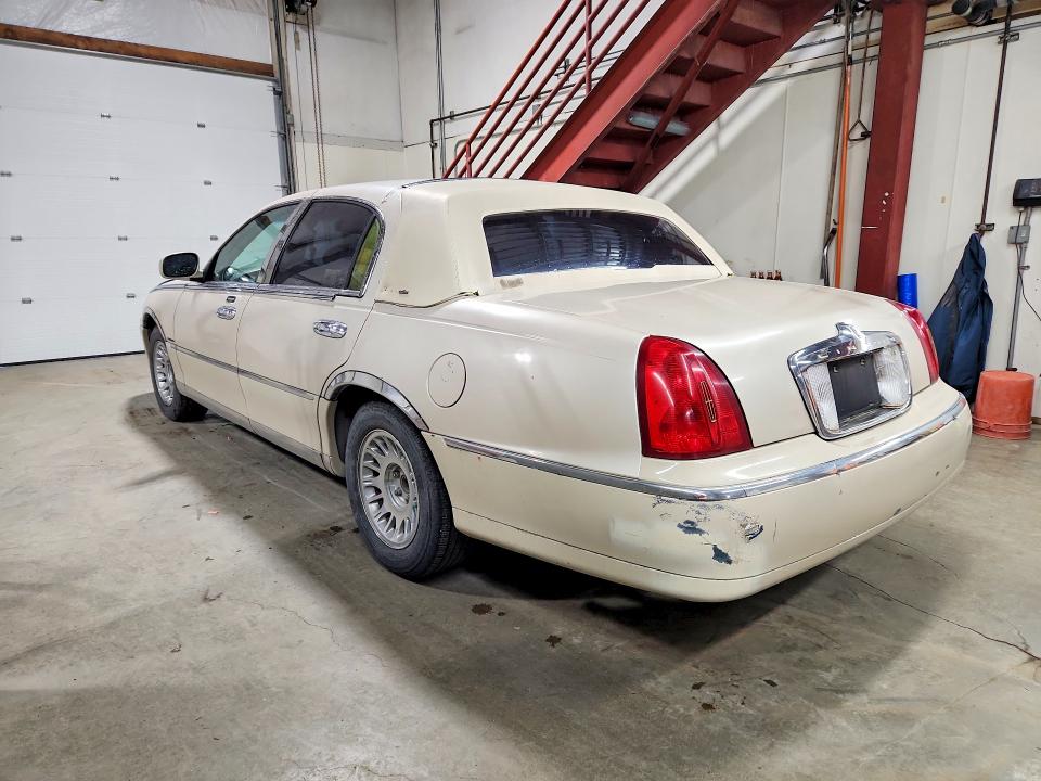 2000 Lincoln TOWN CAR VIN 1LNHM83W1YY914126 COPART salvage auction — MINOR DENT/SCRATCHES, AK - CERTIFICATE OF VEHICLE TITLE, sold $375 on 2026-09-22 (photo 2)