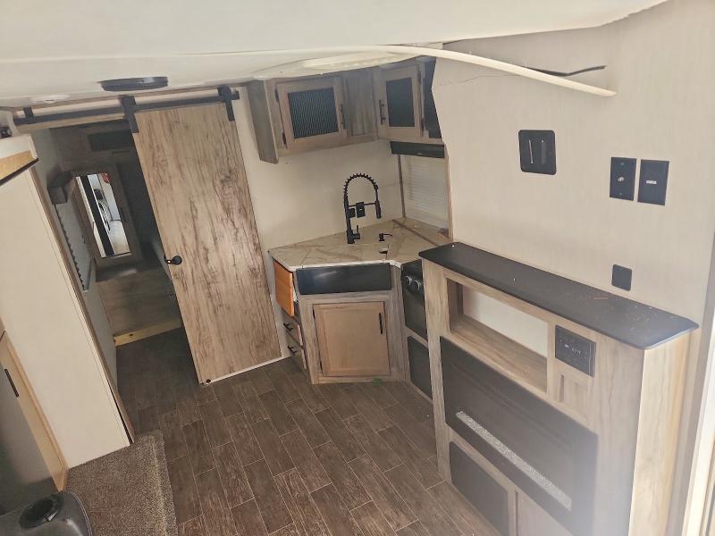 2021 Forest river Alpha wolf VIN 5ZT2CKLB0M2005927 COPART salvage auction — ROOF, TX - CERTIFICATE OF TITLE, sold $2,250 on 2026-09-15 (photo 6)
