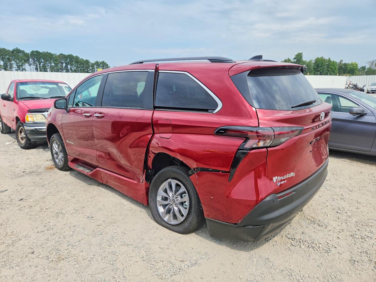 2026 Toyota Sienna VIN 5TDYRKEC5TS309990 COPART salvage auction — Rear End, NC - SALVAGE CERTIFICATE OF TITLE, sold $33,500 on 2026-09-24 (photo 2)