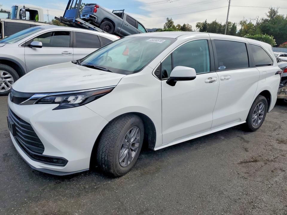 2024 Toyota Sienna VIN 5TDKRKECXRS195743 — COPART salvage auction photo