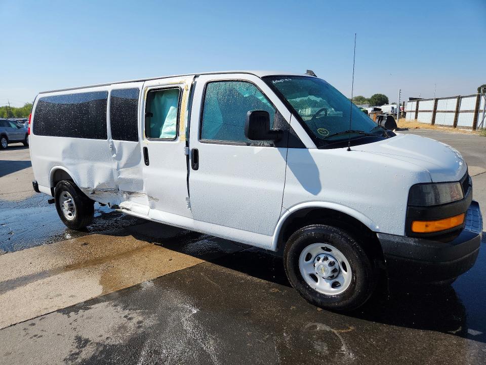 2025 Chevrolet VIN 1GAZGNFP5S1137204 COPART salvage auction — SIDE, Mo - Dealer Only Salvage Title (P), sold $22,800 on 2026-09-14 (photo 4)