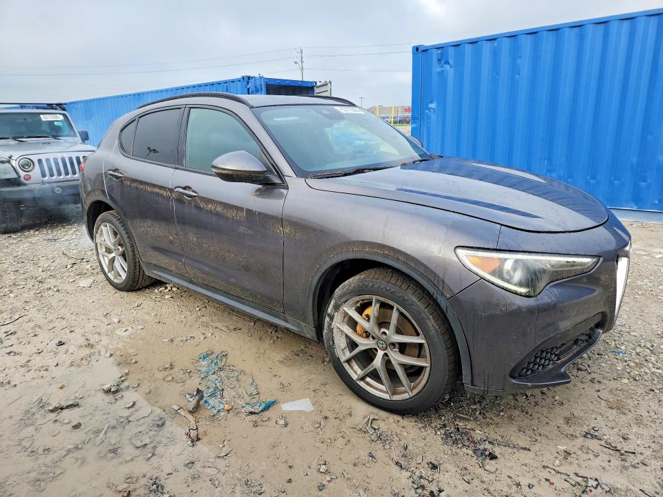 2018 Alfa romeo Stelvio VIN ZASFAKNN3J7B91646 COPART salvage auction — MINOR DENT/SCRATCHES, Wv - Certificate Of Title, sold $6,700 on 2026-09-01 (photo 4)