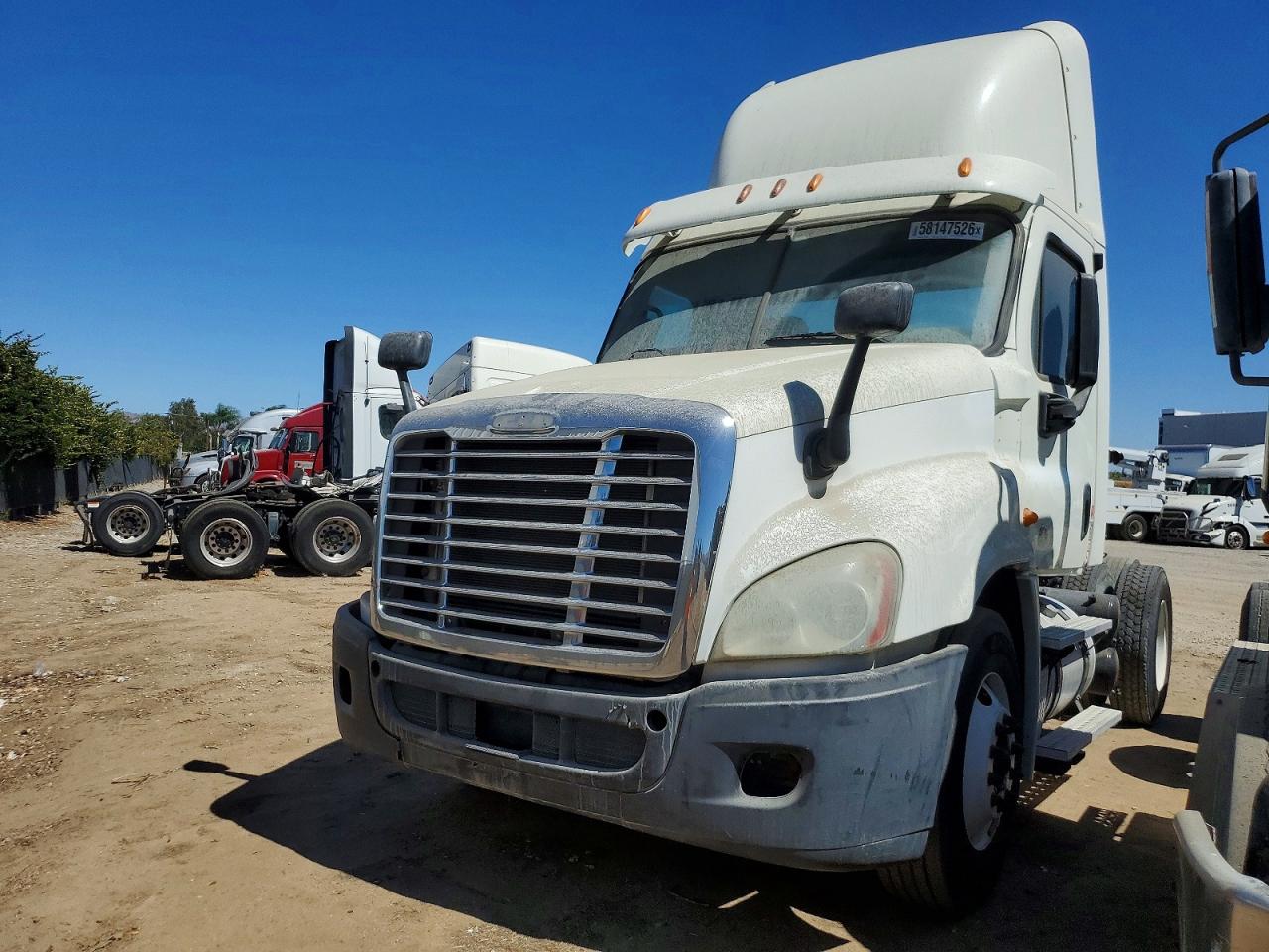2013 Freightliner Cascadia VIN 1FUJGEDV4DSBV1125 COPART salvage auction — Normal Wear, CA - DIS/DLR/EXP ONLY CLEAN TITLE (P), sold $2,500 on 2026-09-12 (photo 2)