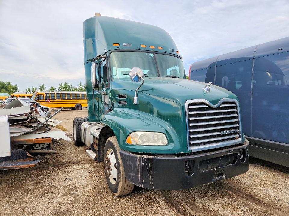 2017 Mack Cxu612 VIN 1M1AW01X4HM009481 COPART salvage auction — NORMAL WEAR, OK - CERTIFICATE OF TITLE (P), sold $1,200 on 2026-09-10 (photo 4)