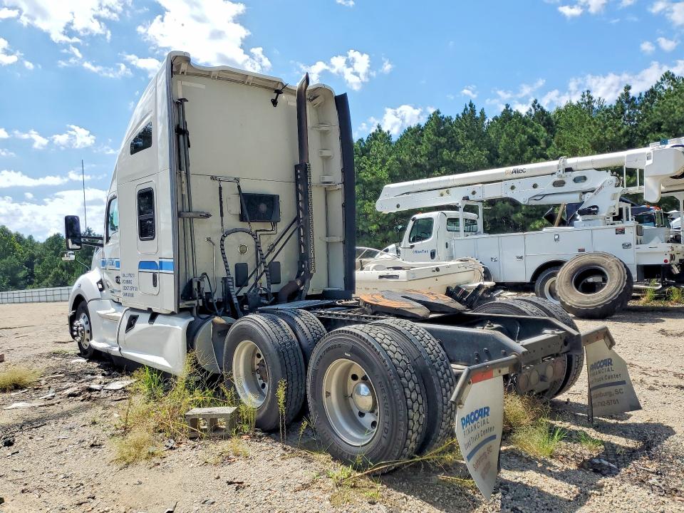 2018 Kenworth T680 VIN 1XKYD49X6JJ179210 COPART salvage auction — MINOR DENT/SCRATCHES, VA - CERTIFICATE OF TITLE, sold $19,700 on 2026-09-01 (photo 2)