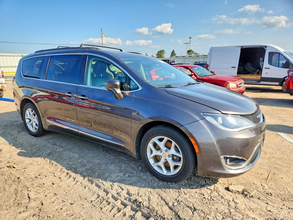 2017 Chrysler Pacifica VIN 2C4RC1BG6HR846469 COPART salvage auction — MINOR DENT/SCRATCHES, Il - Certificate Of Title, sold $2,700 on 2026-09-03 (photo 4)