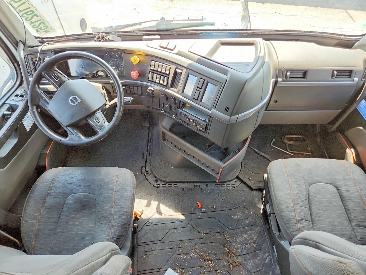 2024 Volvo Vnl VIN 4V4NC9EH7RN634992 COPART salvage auction — Front End, OH - DEALER ONLY SALVAGE TITLE, sold $18,900 on 2026-09-03 (photo 8)