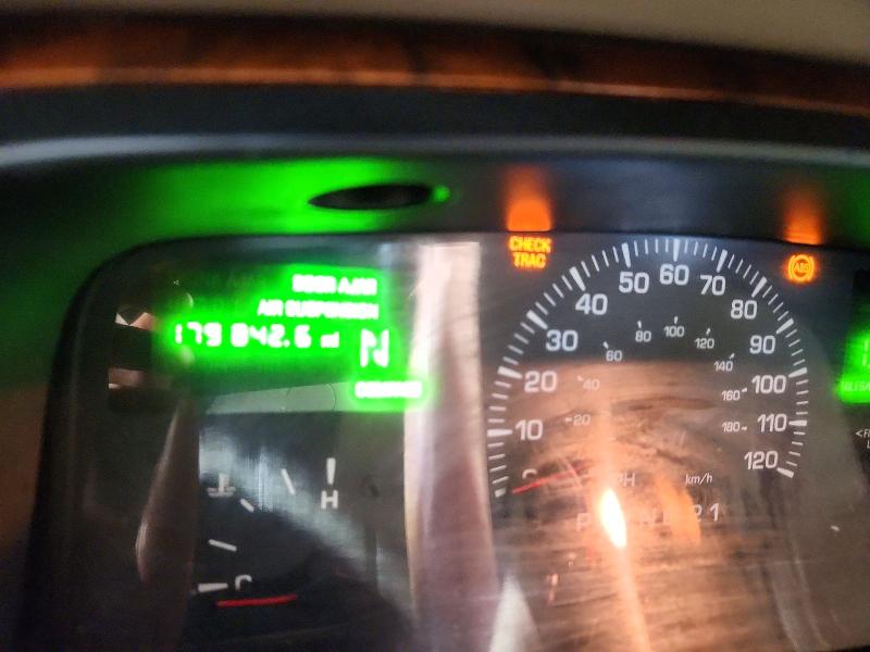 2000 Lincoln TOWN CAR VIN 1LNHM83W1YY914126 COPART salvage auction — MINOR DENT/SCRATCHES, AK - CERTIFICATE OF VEHICLE TITLE, sold $375 on 2026-09-22 (photo 9)
