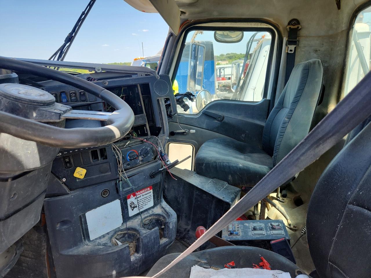 2009 Mack Gu800 VIN 1M2AX13C29M007299 COPART salvage auction — Rollover, TX - NONREPAIRABLE TITLE, sold $3,500 on 2026-09-11 (photo 7)