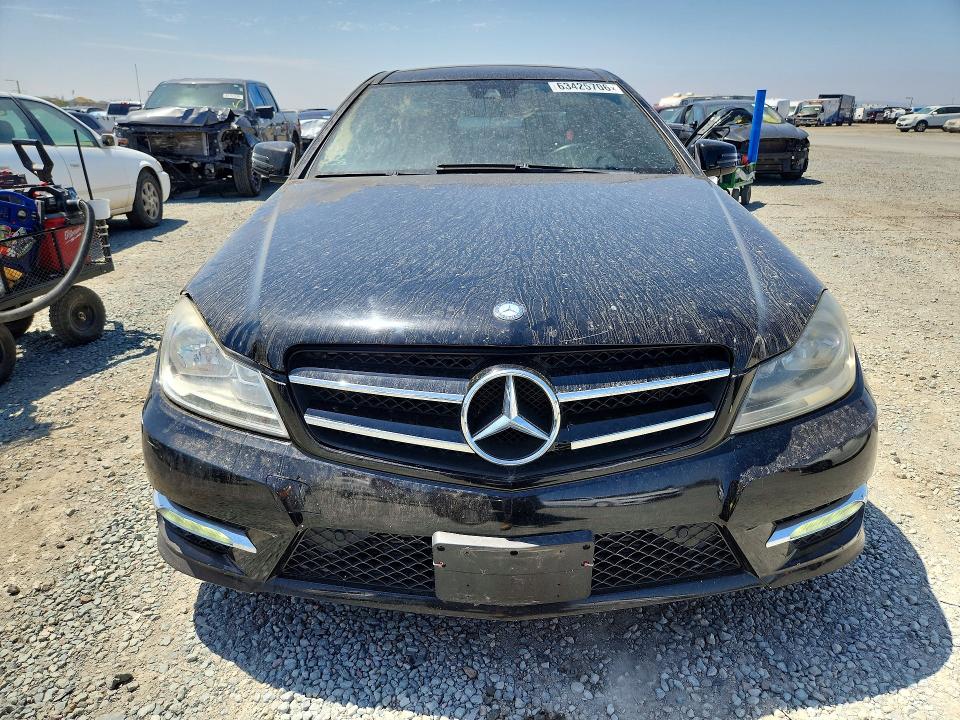 2013 Mercedes-benz VIN WDDGJ4HBXDF994187 COPART salvage auction — MINOR DENT/SCRATCHES, Ca - Dis/Dlr/Exp Only Clean Title, sold $800 on 2026-08-11 (photo 5)