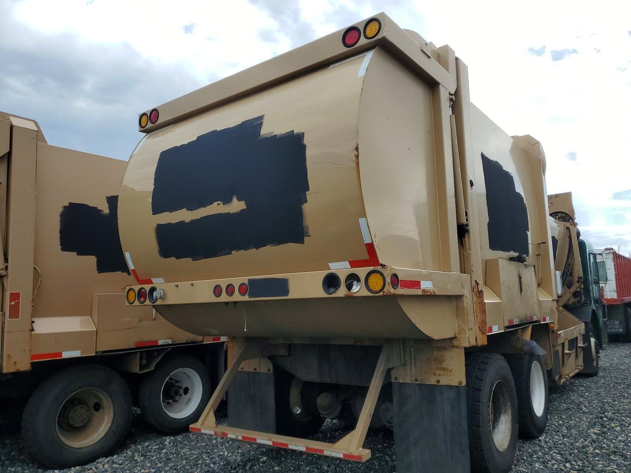 2009 Peterbilt 320 VIN 3BPZL00X69F719201 COPART salvage auction — Front End, Cd - Non-Repairable, sold $375 on 2026-09-24 (photo 3)