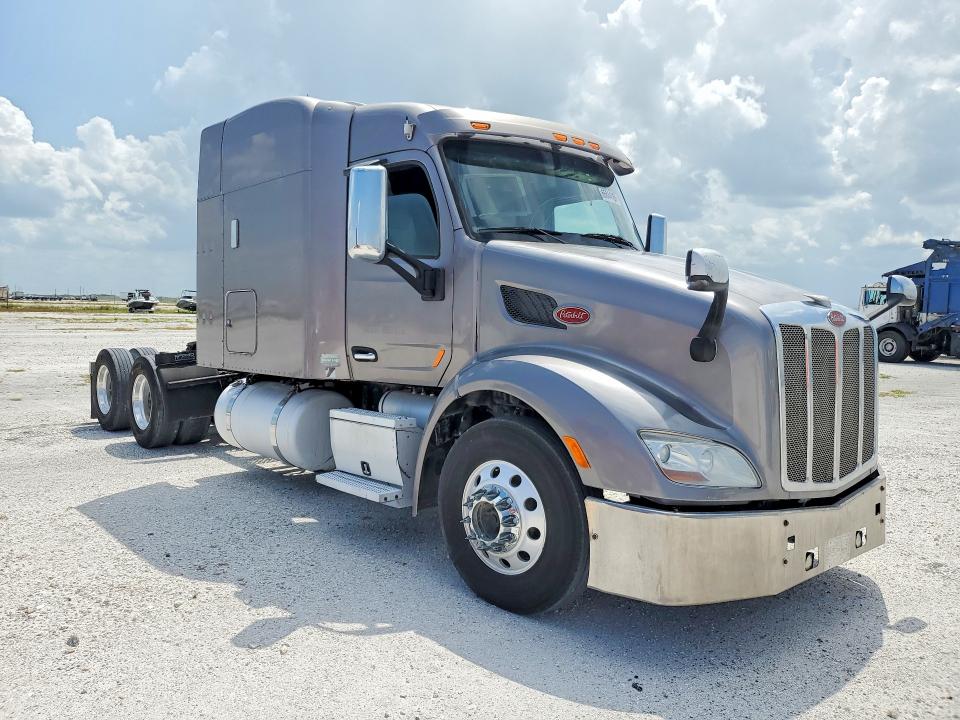 2014 Peterbilt 579 VIN 1XPBDP9X4ED234940 COPART salvage auction — MINOR DENT/SCRATCHES, FL - CERTIFICATE OF TITLE, sold $13,600 on 2026-09-01 (photo 4)