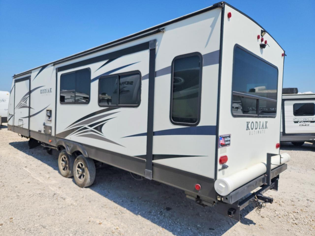 2019 Keystone Kodiak VIN 4YDT32120KJ972210 COPART salvage auction — Water/Flood, Fv - Salvage Title, sold $5,200 on 2026-08-18 (photo 3)